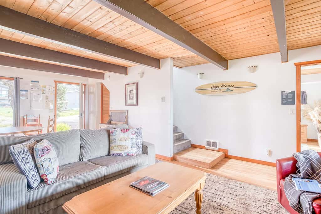 Oceanfront cottage with hot tub beach access fireplace and WiFi Dog friendly