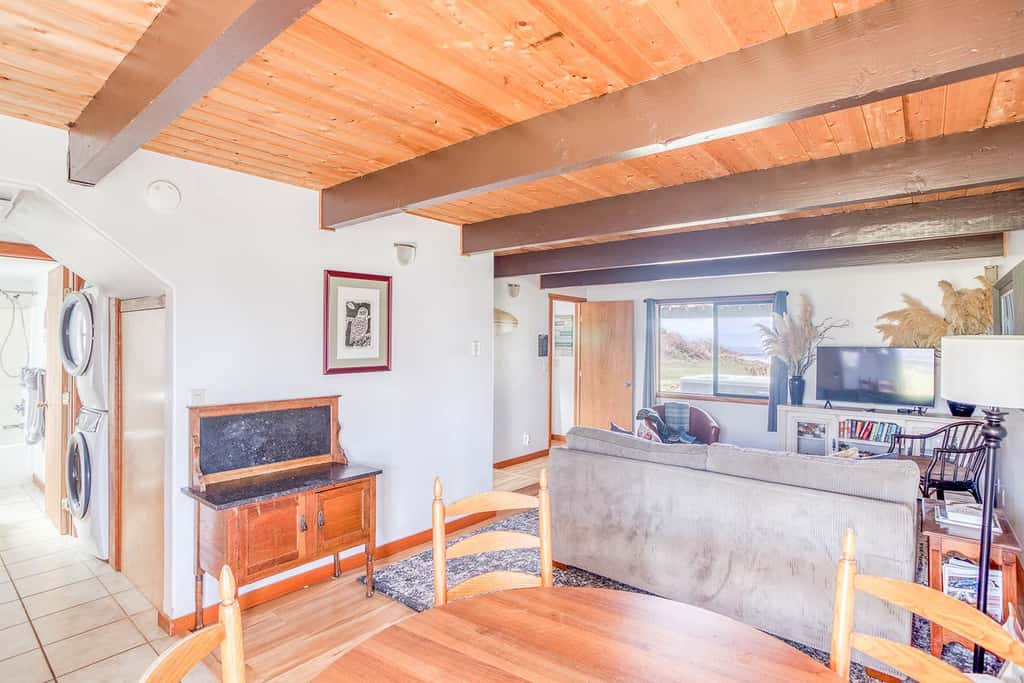 Oceanfront cottage with hot tub beach access fireplace and WiFi Dog friendly