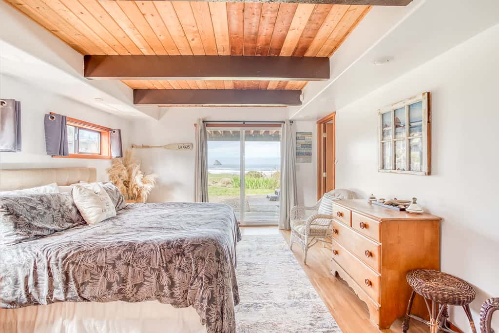 Oceanfront cottage with hot tub beach access fireplace and WiFi Dog friendly
