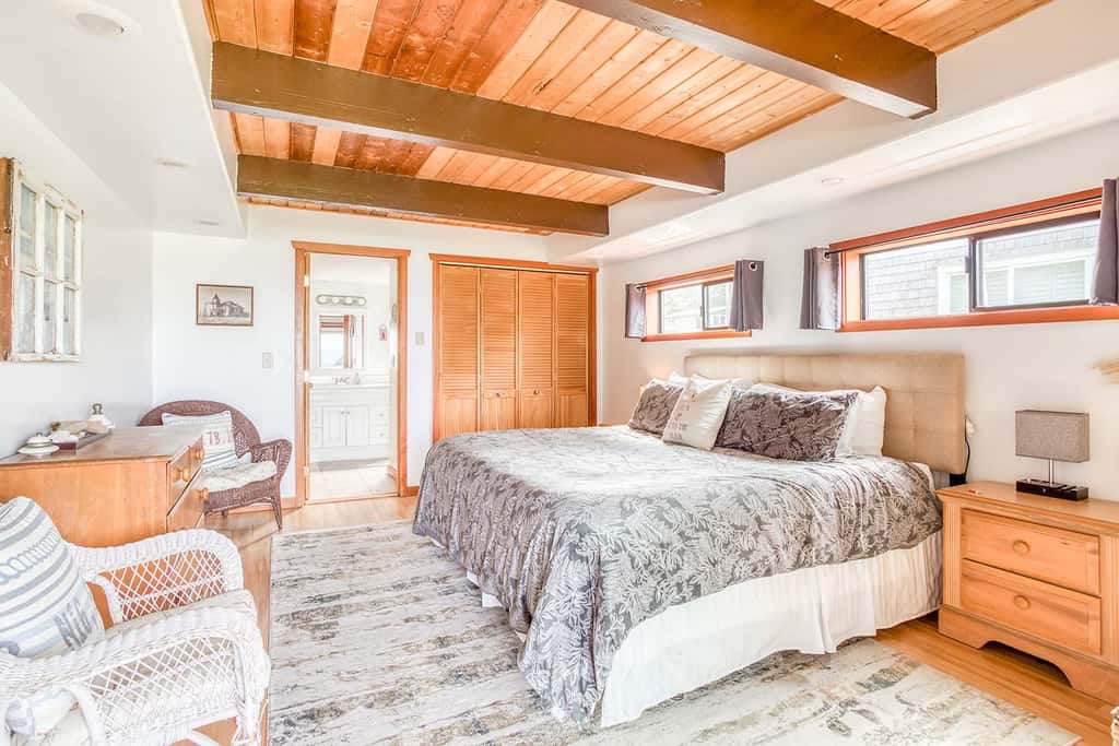 Oceanfront cottage with hot tub beach access fireplace and WiFi Dog friendly