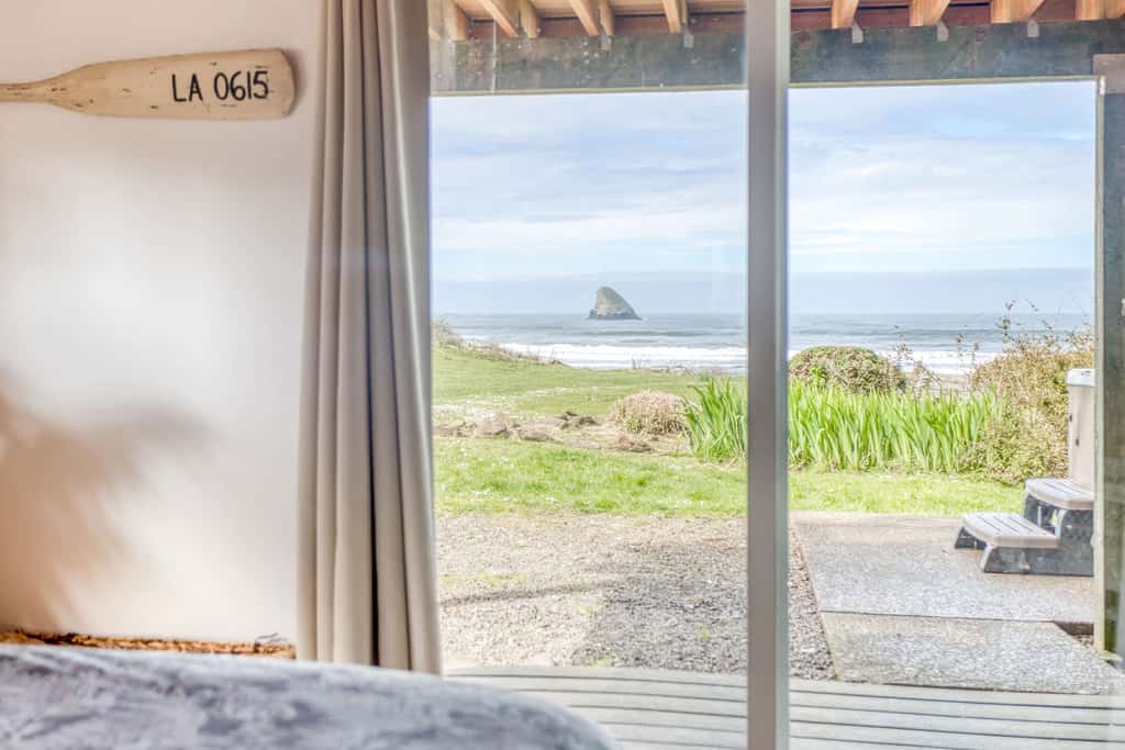 Oceanfront cottage with hot tub beach access fireplace and WiFi Dog friendly
