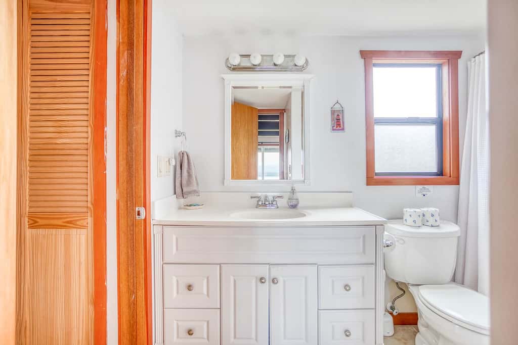 Oceanfront cottage with hot tub beach access fireplace and WiFi Dog friendly