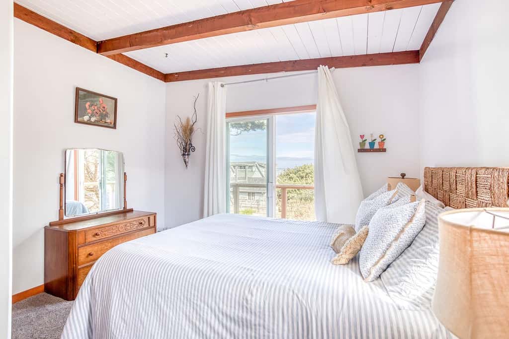 Oceanfront cottage with hot tub beach access fireplace and WiFi Dog friendly