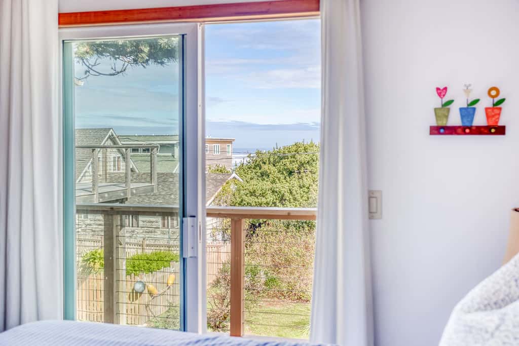 Oceanfront cottage with hot tub beach access fireplace and WiFi Dog friendly