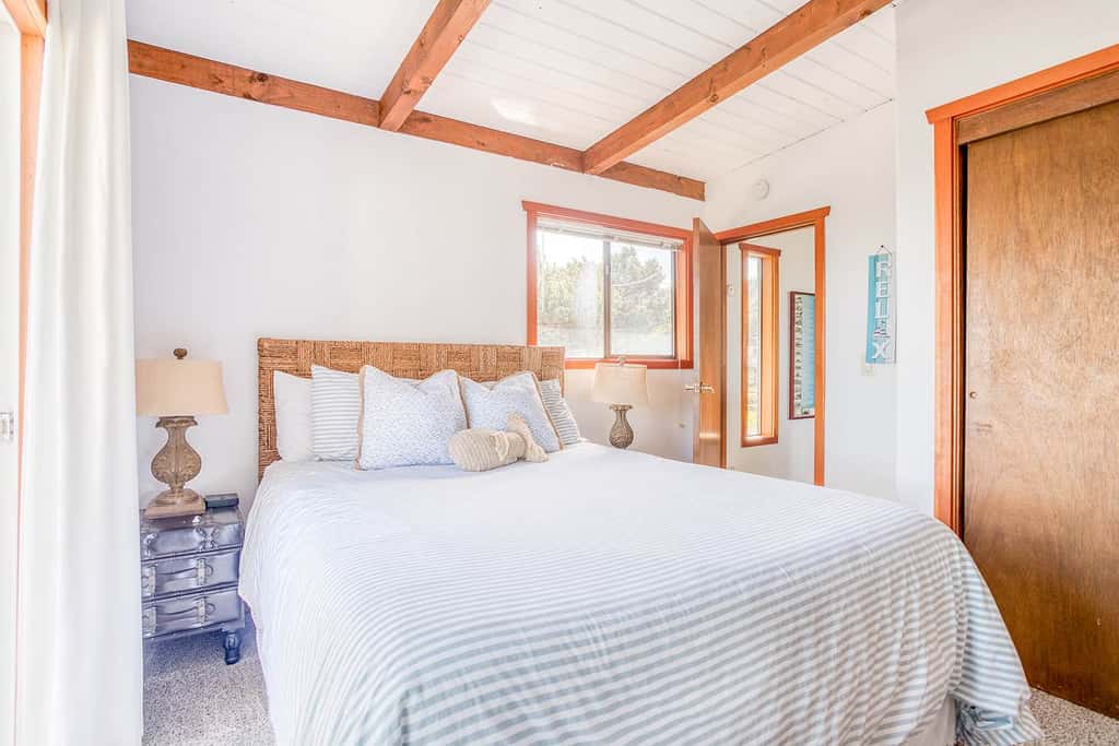 Oceanfront cottage with hot tub beach access fireplace and WiFi Dog friendly