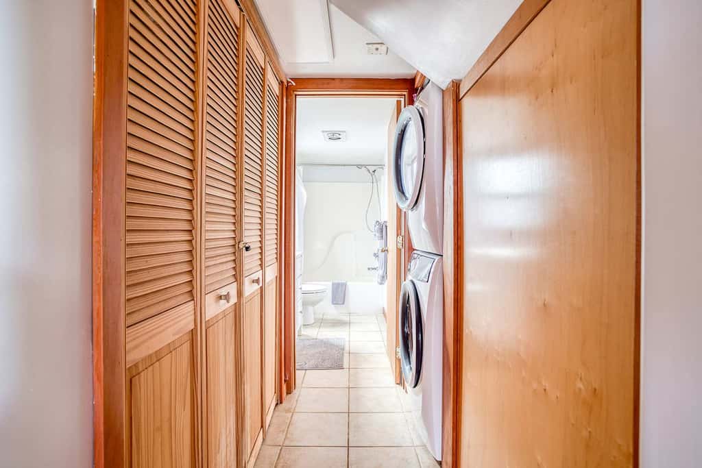 Oceanfront cottage with hot tub beach access fireplace and WiFi Dog friendly