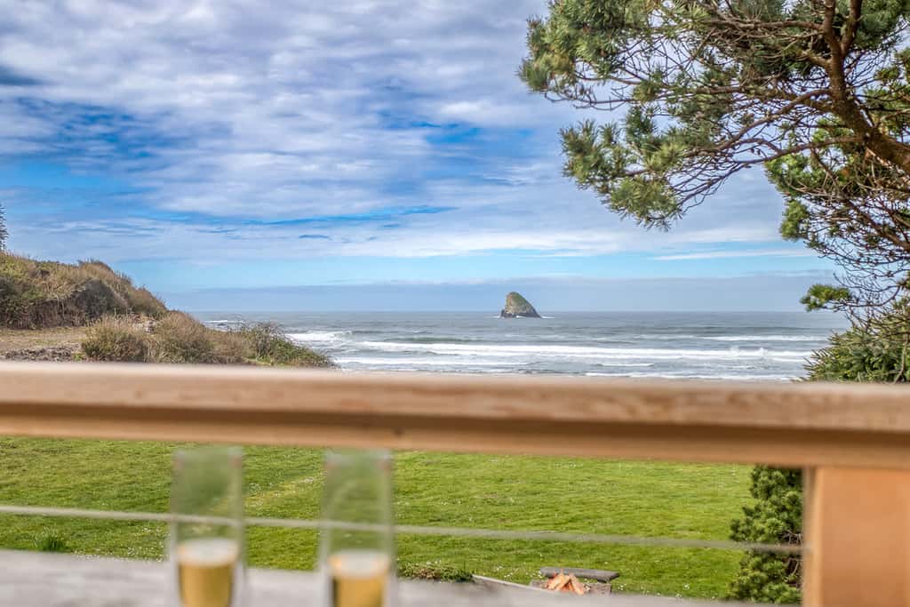 Oceanfront cottage with hot tub beach access fireplace and WiFi Dog friendly