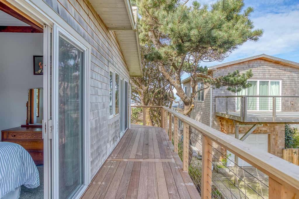 Oceanfront cottage with hot tub beach access fireplace and WiFi Dog friendly