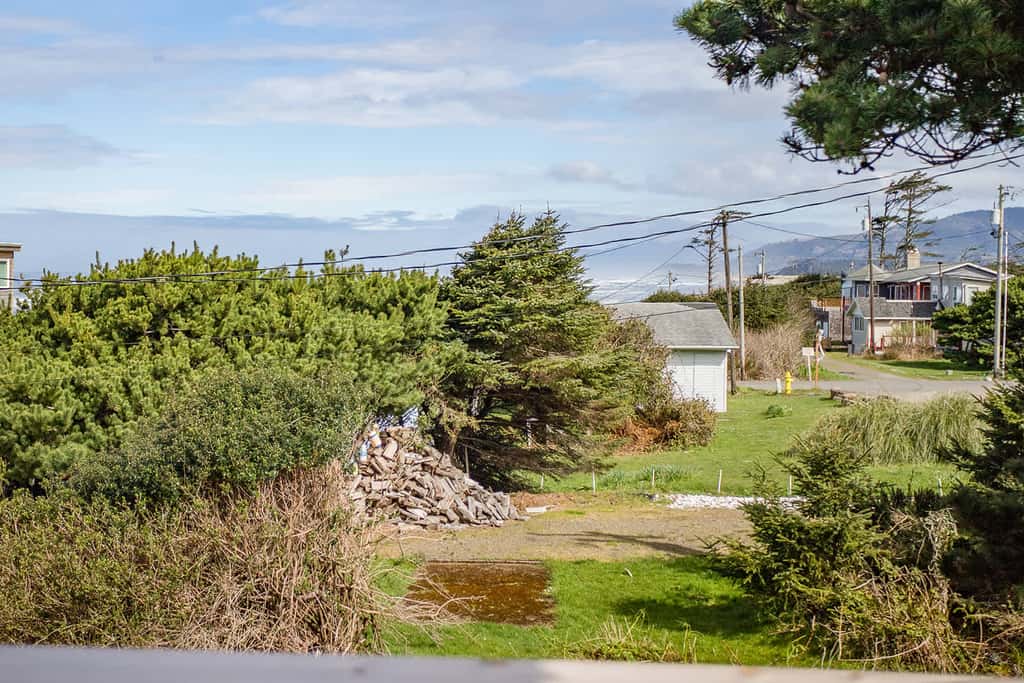 Oceanfront cottage with hot tub beach access fireplace and WiFi Dog friendly