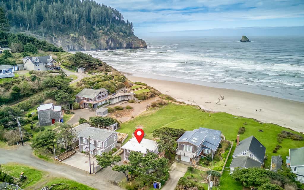 Oceanfront cottage with hot tub beach access fireplace and WiFi Dog friendly