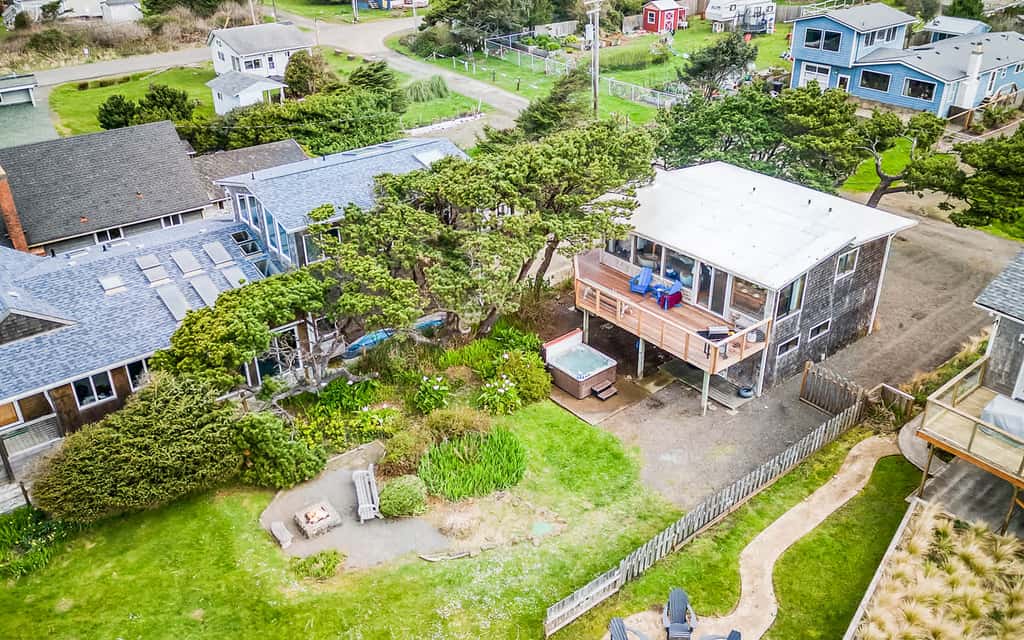 Oceanfront cottage with hot tub beach access fireplace and WiFi Dog friendly