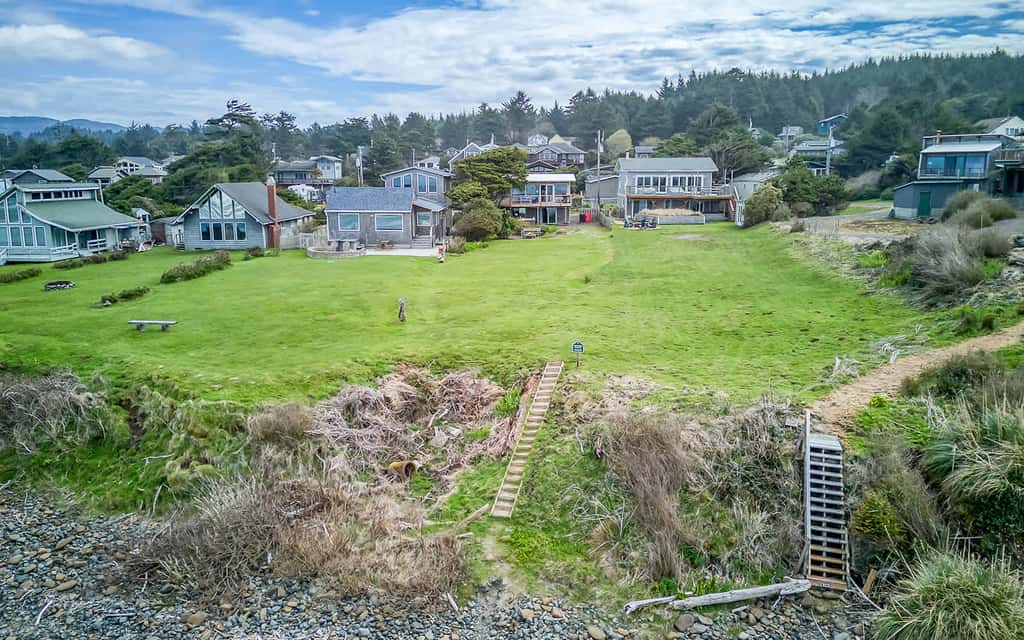 Oceanfront cottage with hot tub beach access fireplace and WiFi Dog friendly