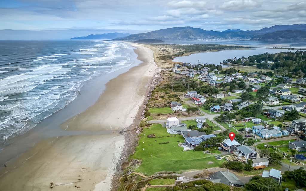 Oceanfront cottage with hot tub beach access fireplace and WiFi Dog friendly