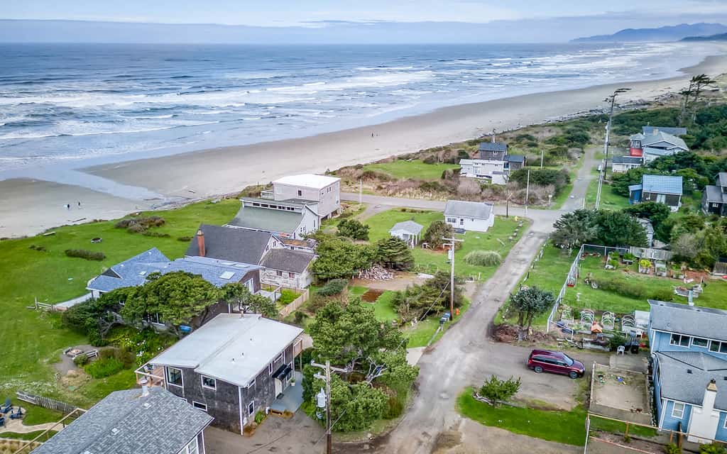 Oceanfront cottage with hot tub beach access fireplace and WiFi Dog friendly