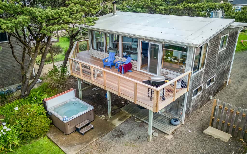 Oceanfront cottage with hot tub beach access fireplace and WiFi Dog friendly