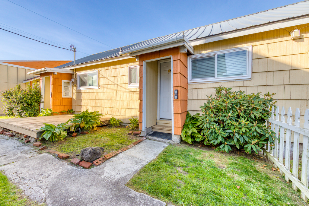 Charming Dog Friendly Home Close to Shops and Restaurants Minutes to Beach