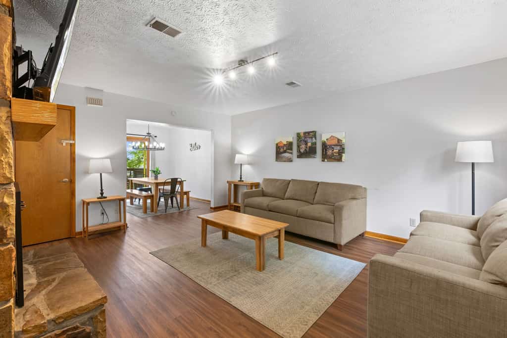 Escape to this family-friendly, pet-friendly townhome in Pigeon Forge, just 1 mile from Dollywood & Splash Country! Sleeps 8 with a king suite, bunk room, and sleeper sofas. Enjoy a shared indoor pool, outdoor grills, porches, and high-speed WiFi. Fully equipped kitchen, modern baths, and cozy living spaces make it perfect for families, couples, or groups. Close to Gatlinburg, The Island, and the Great Smoky Mountains National Park!