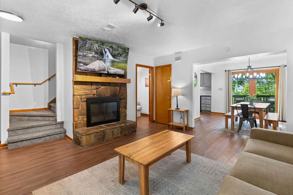 Escape to this family-friendly, pet-friendly townhome in Pigeon Forge, just 1 mile from Dollywood & Splash Country! Sleeps 8 with a king suite, bunk room, and sleeper sofas. Enjoy a shared indoor pool, outdoor grills, porches, and high-speed WiFi. Fully equipped kitchen, modern baths, and cozy living spaces make it perfect for families, couples, or groups. Close to Gatlinburg, The Island, and the Great Smoky Mountains National Park!