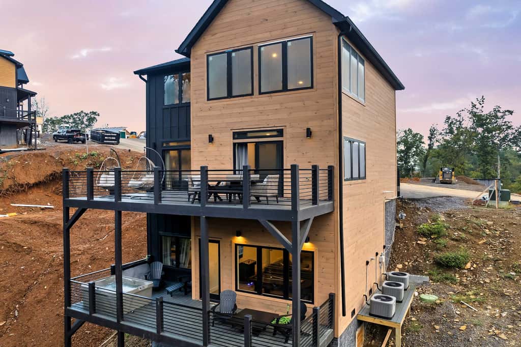 Modern Luxe N Smokies, Sleeps 10・Games・Hot Tub