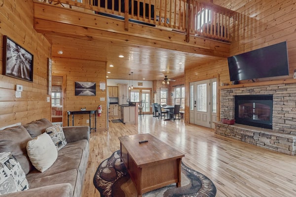๐๏ธ ๐ฃ๐ฒ๐ฎ๐ฐ๐ฒ๐๐ผ๐ผ๐ฑ
Peaceful retreat in Dandridge, TN near Douglas Lake! This cozy home sleeps 8 and features a fire pit, BBQ grill, and scenic deck views. Enjoy a stone fireplace, fully equipped kitchen, and fast WiFi. Close to Smoky Mountains, Pigeon Forge, Dollywood, and local dining. Perfect for families, couples, or a relaxing lake getaway.