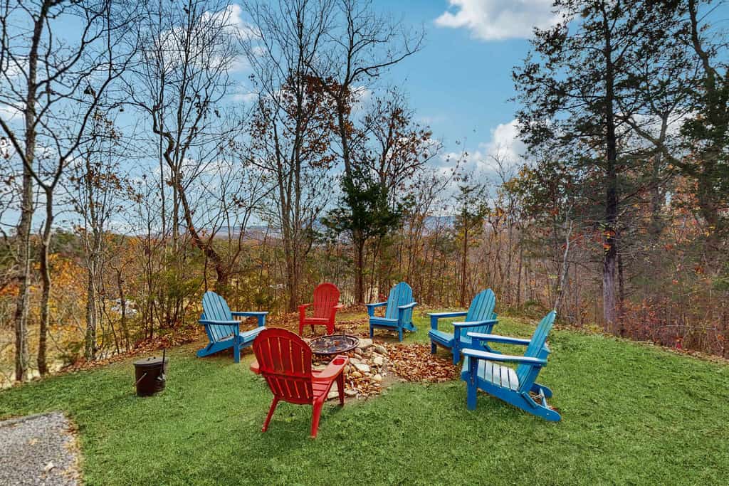 🏞️ 𝗣𝗲𝗮𝗰𝗲𝘄𝗼𝗼𝗱
Peaceful retreat in Dandridge, TN near Douglas Lake! This cozy  home sleeps 8 and features a fire pit, BBQ grill, and scenic deck views. Enjoy a stone fireplace, fully equipped kitchen, and fast WiFi. Close to Smoky Mountains, Pigeon Forge, Dollywood, and local dining. Perfect for families, couples, or a relaxing lake getaway.