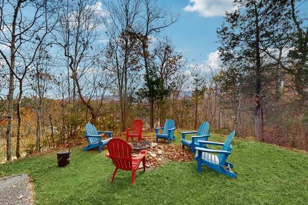 ๐๏ธ ๐ฃ๐ฒ๐ฎ๐ฐ๐ฒ๐๐ผ๐ผ๐ฑ
Peaceful retreat in Dandridge, TN near Douglas Lake! This cozy home sleeps 8 and features a fire pit, BBQ grill, and scenic deck views. Enjoy a stone fireplace, fully equipped kitchen, and fast WiFi. Close to Smoky Mountains, Pigeon Forge, Dollywood, and local dining. Perfect for families, couples, or a relaxing lake getaway.