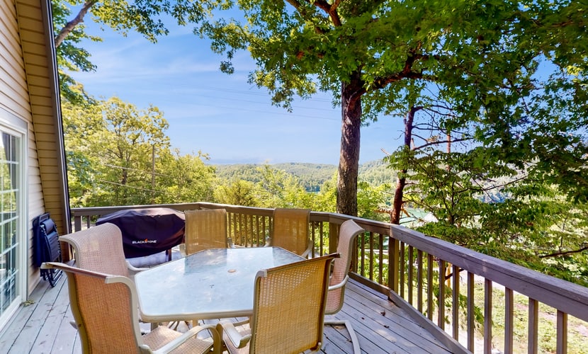 Welcome to our 2-bedroom, 1-bath cabin with lake views and a mountain backdrop.
・Fire pit, deck, balcony, and outdoor furniture for easy evenings
・Board games, smart TVs, and a Blu-ray/DVD player for downtime
・Kitchen with fridge, microwave, stove, toaster, coffee maker, and Keurig
・1.1 miles to Bailey Knob, a mountain peak, for nearby scenic exploring
・A short distance from the marina for days on the water
Relax, unwind, and book the cabin that fits your next lake escape.