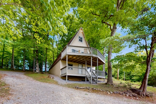 Welcome to our 2-bedroom, 1-bath cabin with lake views and a mountain backdrop.
ă»Fire pit, deck, balcony, and outdoor furniture for easy evenings
ă»Board games, smart TVs, and a Blu-ray/DVD player for downtime
ă»Kitchen with fridge, microwave, stove, toaster, coffee maker, and Keurig
ă»1.1 miles to Bailey Knob, a mountain peak, for nearby scenic exploring
ă»A short distance from the marina for days on the water
Relax, unwind, and book the cabin that fits your next lake escape.