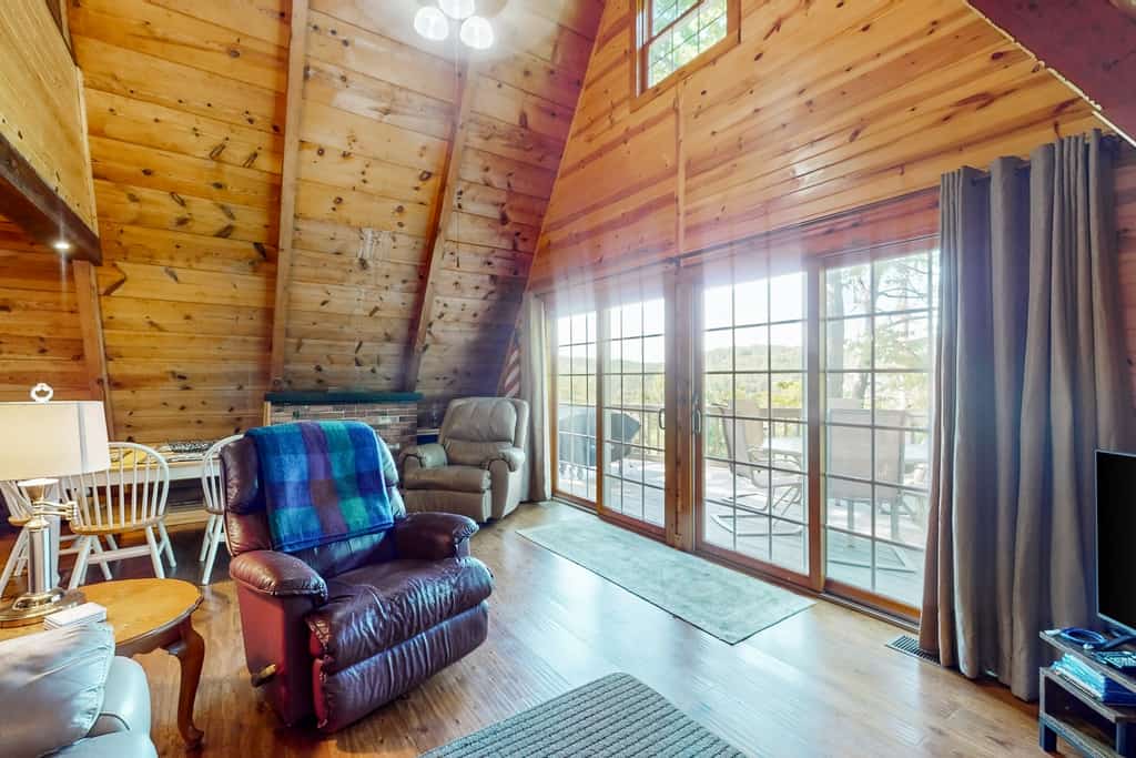 Welcome to our 2-bedroom, 1-bath cabin with lake views and a mountain backdrop.

・Fire pit, deck, balcony, and outdoor furniture for easy evenings
・Board games, smart TVs, and a Blu-ray/DVD player for downtime
・Kitchen with fridge, microwave, stove, toaster, coffee maker, and Keurig
・1.1 miles to Bailey Knob, a mountain peak, for nearby scenic exploring
・A short distance from the marina for days on the water

Relax, unwind, and book the cabin that fits your next lake escape.