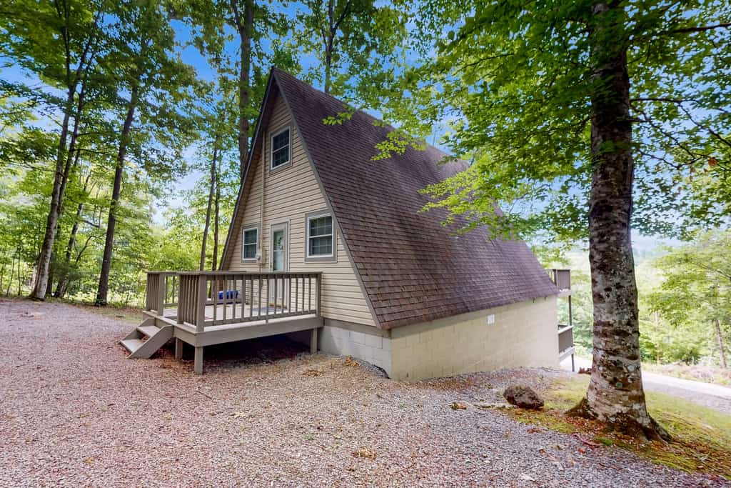 Welcome to our 2-bedroom, 1-bath cabin with lake views and a mountain backdrop.

・Fire pit, deck, balcony, and outdoor furniture for easy evenings
・Board games, smart TVs, and a Blu-ray/DVD player for downtime
・Kitchen with fridge, microwave, stove, toaster, coffee maker, and Keurig
・1.1 miles to Bailey Knob, a mountain peak, for nearby scenic exploring
・A short distance from the marina for days on the water

Relax, unwind, and book the cabin that fits your next lake escape.