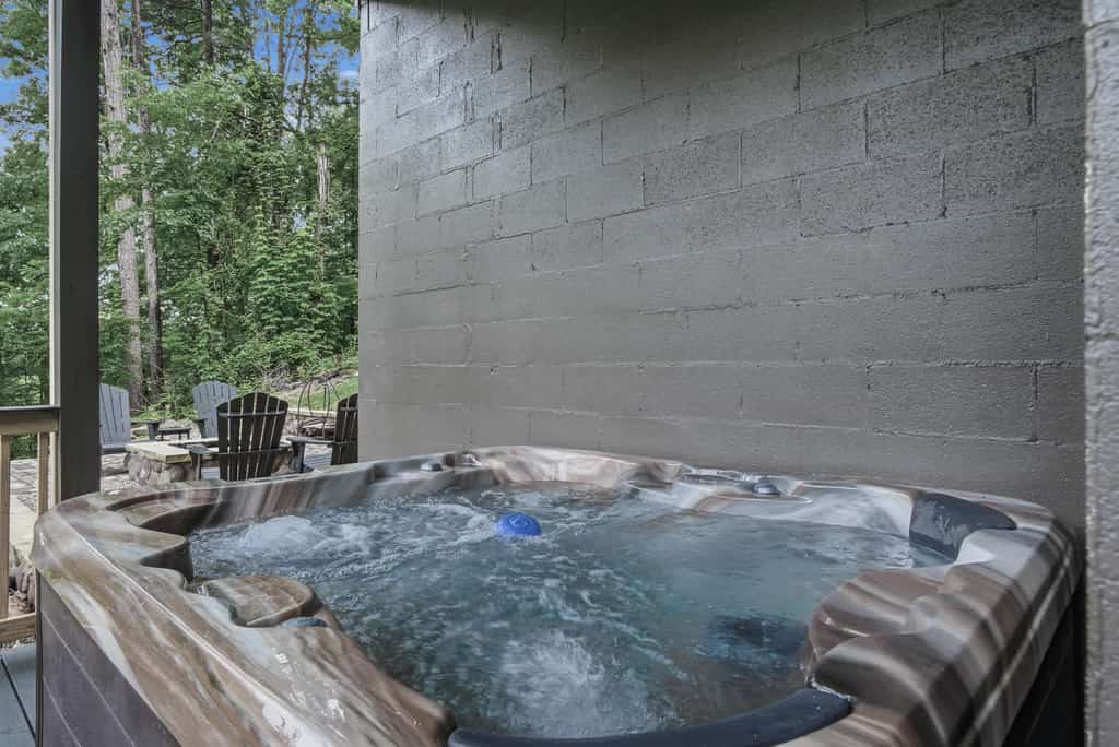 🏞️ 𝗚𝗲𝗻𝗲𝘀𝗶𝘀
Tucked away in Townsend known as the “Quiet Side of the Smokies”. This river-view cabin blends relaxation with mountain adventure. Enjoy cozy bedrooms, a crackling fireplace, hot tub, and peaceful river views from the deck. Perfect for families and small groups, unwind on the screened porch, grill riverside, roast s’mores, or explore nearby Cades Cove and Gatlinburg.
