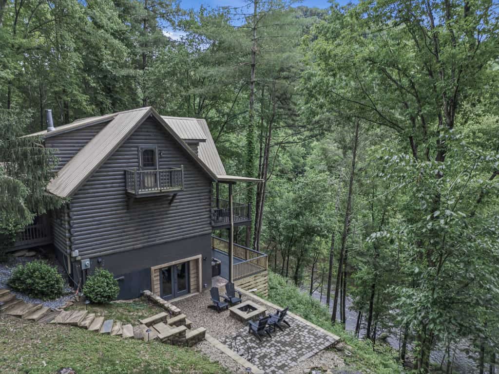 🏞️ 𝗚𝗲𝗻𝗲𝘀𝗶𝘀
Tucked away in Townsend known as the “Quiet Side of the Smokies”. This river-view cabin blends relaxation with mountain adventure. Enjoy cozy bedrooms, a crackling fireplace, hot tub, and peaceful river views from the deck. Perfect for families and small groups, unwind on the screened porch, grill riverside, roast s’mores, or explore nearby Cades Cove and Gatlinburg.