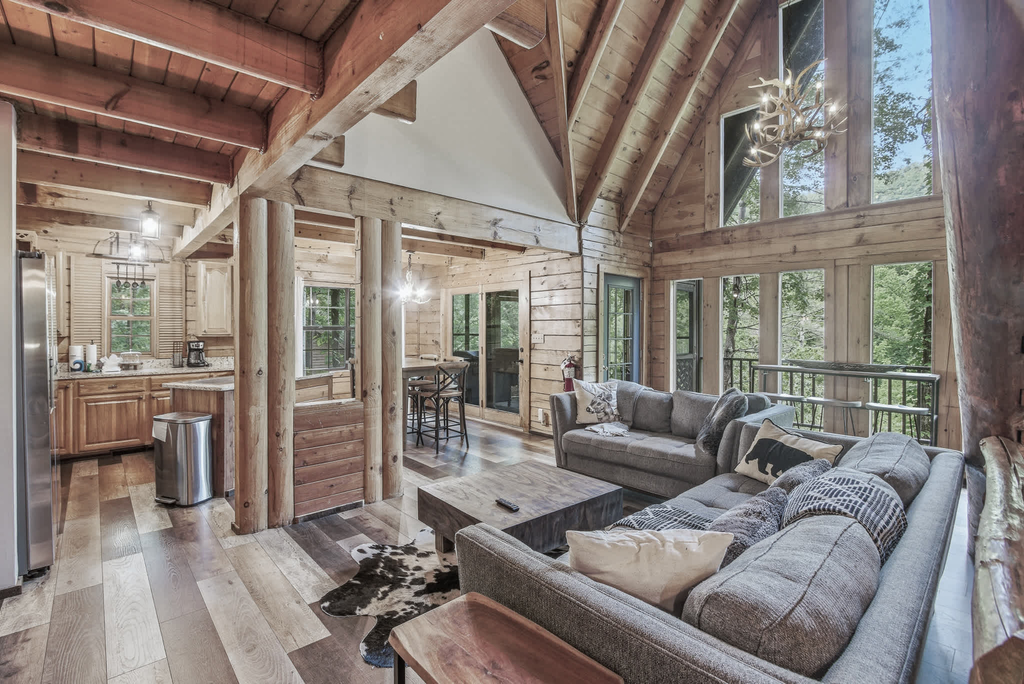 Riverfront Retreat, Sleeps 10・Water Views・Hot Tub