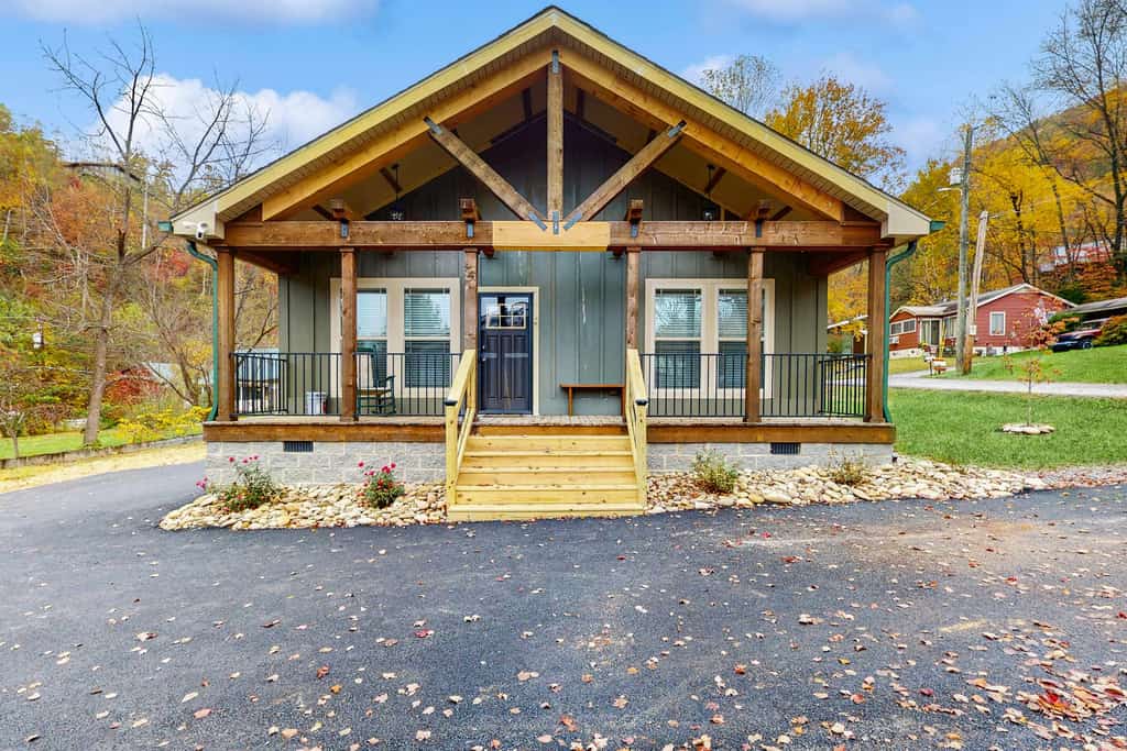 Welcome to our 3 bedroom, 2 bathroom Gatlinburg cabin, a mountain retreat with easy downtown access and a relaxed, homey flow.

・2.3 miles to Great Smoky Mountains National Park
・1.2 miles from Ripley’s Aquarium and The Village Shops
・Kitchen with island, dining table, and in-building washer/dryer
・Wood-burning fireplace, Smart TV, and comfy living room seating
・Covered porch, deck, patio, and fenced backyard for outdoor time

Settle in, enjoy the deck, and make this your Smoky Mountain base.
