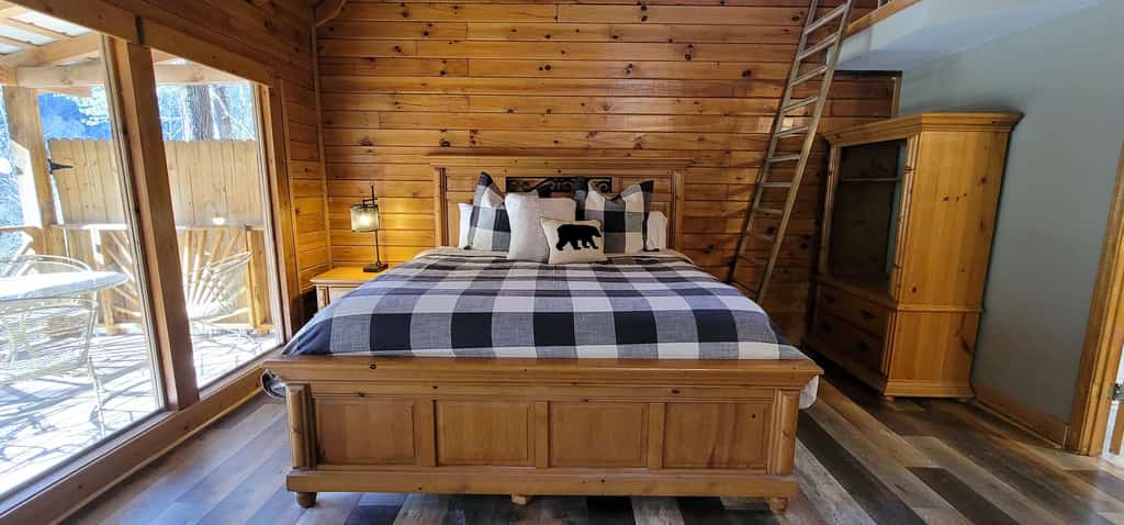 Welcome to our 2-bedroom, 1-bath riverfront cabin in Townsend, a cozy Smoky Mountain hideaway with an open layout and wood-burning fireplace.

・Private deck with river views, outdoor dining, and a gas grill
・Firepit for relaxed evenings under the stars
・Full kitchen with breakfast bar and a flat-screen TV
・0.6 miles to Great Smoky Mountains National Park
・6 miles to Tuckaleechee Caverns
・8.9 miles to Cades Cove

Reserve your stay and enjoy the deck, firepit, and peaceful river setting.