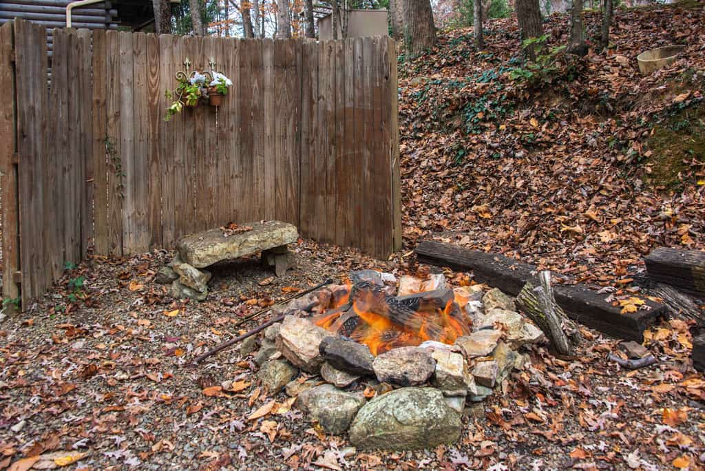 Welcome to our 2-bedroom, 1-bath riverfront cabin in Townsend, a cozy Smoky Mountain hideaway with an open layout and wood-burning fireplace.

・Private deck with river views, outdoor dining, and a gas grill
・Firepit for relaxed evenings under the stars
・Full kitchen with breakfast bar and a flat-screen TV
・0.6 miles to Great Smoky Mountains National Park
・6 miles to Tuckaleechee Caverns
・8.9 miles to Cades Cove

Reserve your stay and enjoy the deck, firepit, and peaceful river setting.