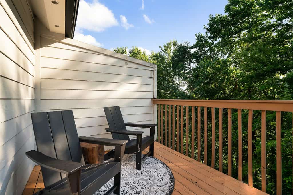 Stay in a renovated 3-bedroom townhome in Pigeon Forge, Tennessee, near Dollywood and the Parkway. Sleeping up to 6 guests, this getaway features a private hot tub, game room with bunk space, fireplace, Smart TV, and fully equipped kitchen. Enjoy convenient access to The Island in Pigeon Forge, Gatlinburg, and Great Smoky Mountains National Park.