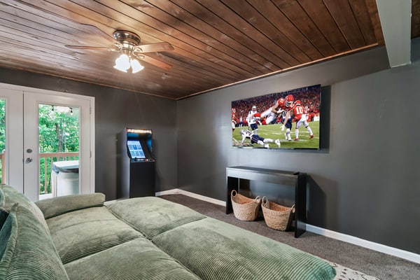 Stay in a renovated 3-bedroom townhome in Pigeon Forge, Tennessee, near Dollywood and the Parkway. Sleeping up to 6 guests, this getaway features a private hot tub, game room with bunk space, fireplace, Smart TV, and fully equipped kitchen. Enjoy convenient access to The Island in Pigeon Forge, Gatlinburg, and Great Smoky Mountains National Park.