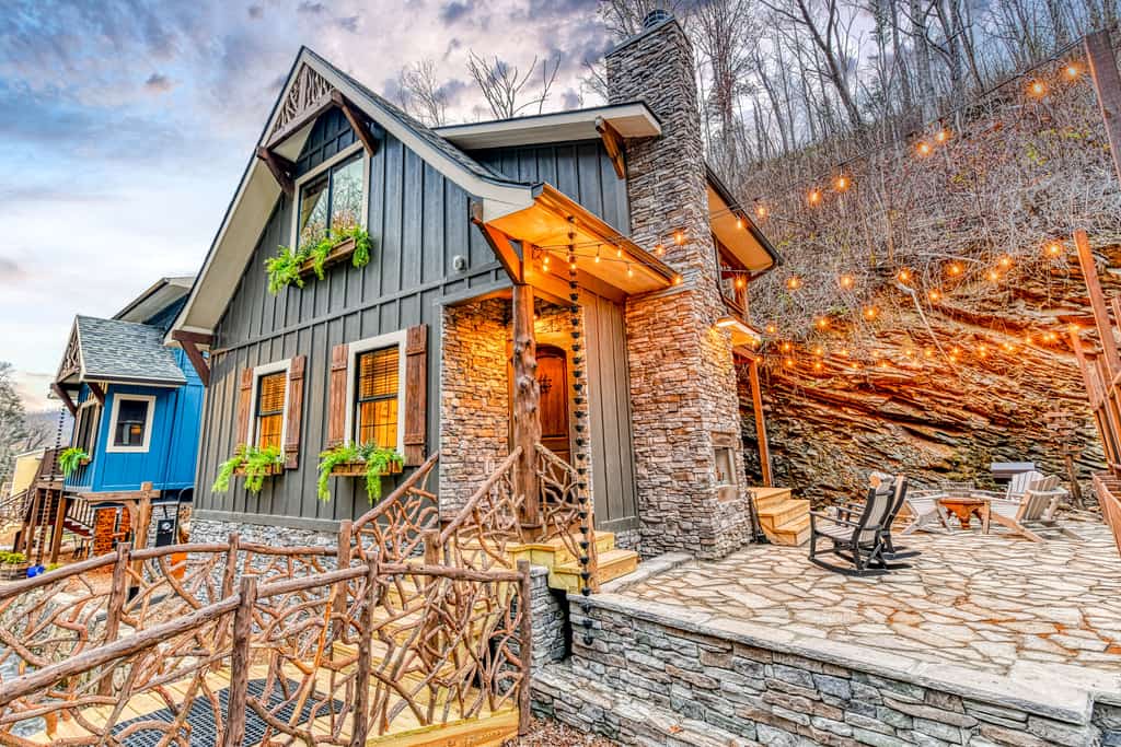 New Gatlinburg Creekside Cabin, Hot Tub & Arcade