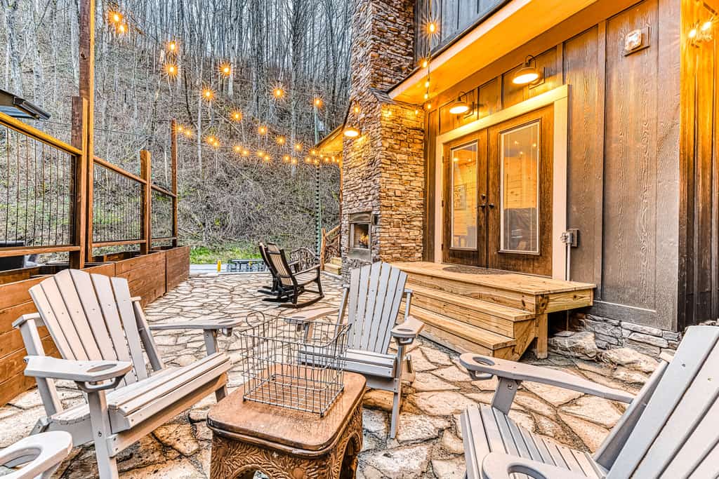 New Gatlinburg Creekside Cabin, Hot Tub & Arcade