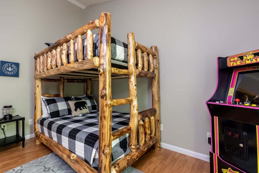 Game Room Fun, Hot Tub, Dollywood Nearby, Sleeps 8