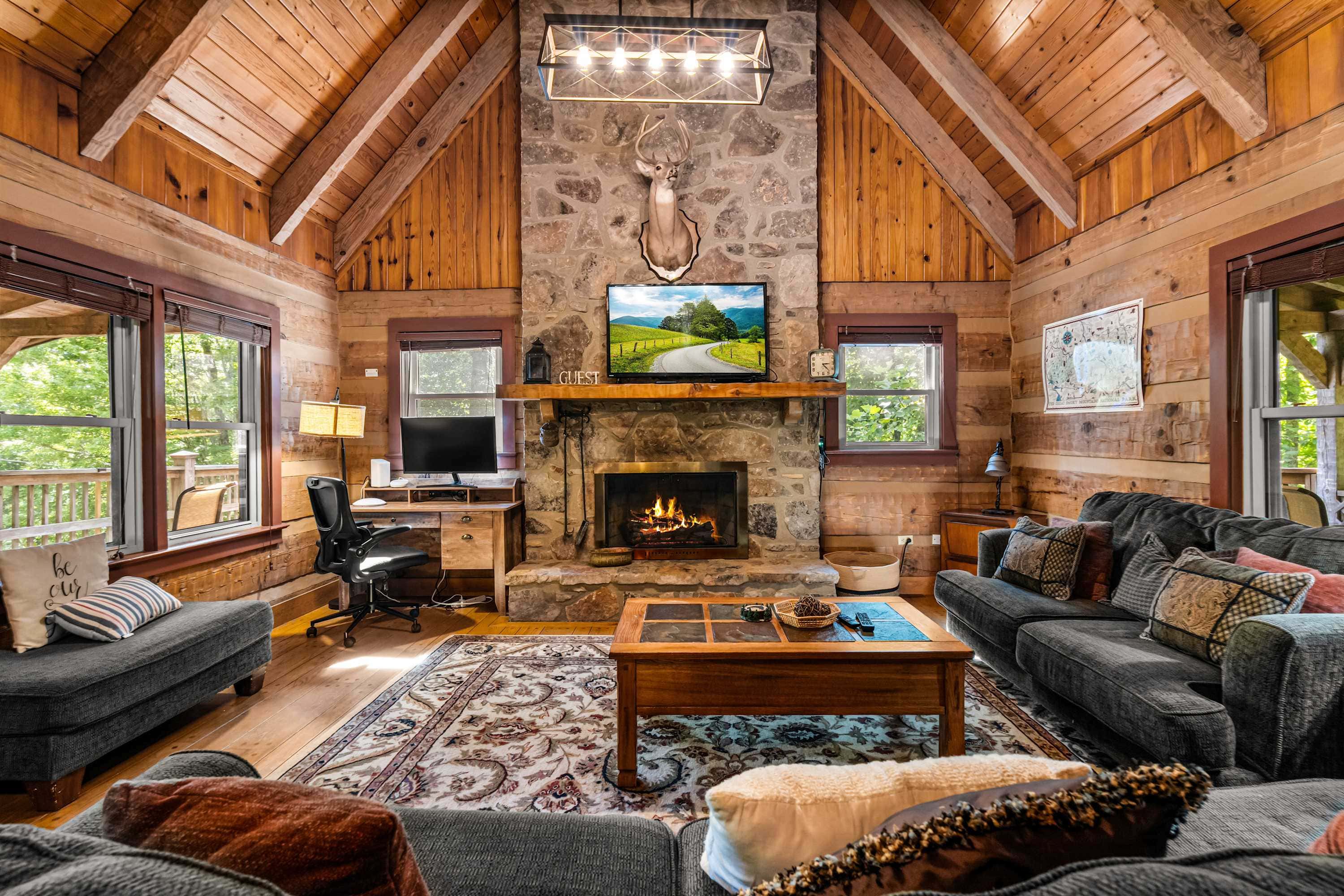 Luxe Escape| Breathtaking Views •Hot Tub •Game Room