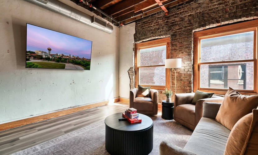 Welcome to our 2-bedroom, 1-bath downtown Knoxville loft, set in a historic brick building with soaring ceilings and industrial character.
・Foosball table + board games for easy nights in
・Open living/dining area with tall windows and exposed brick
・Full kitchen with island counter and in-unit washer/dryer
・0.3 miles from Market Square, Gay Street
・0.4 miles from Tennessee Theatre
Stay where Knoxville’s best is right outside your door, and relax in a loft with plenty of room to gather.