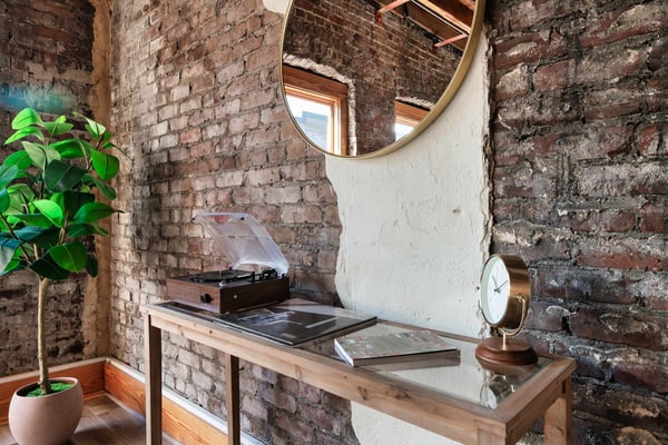 Welcome to our 2-bedroom, 1-bath downtown Knoxville loft, set in a historic brick building with soaring ceilings and industrial character.
・Foosball table + board games for easy nights in
・Open living/dining area with tall windows and exposed brick
・Full kitchen with island counter and in-unit washer/dryer
・0.3 miles from Market Square, Gay Street
・0.4 miles from Tennessee Theatre
Stay where Knoxville’s best is right outside your door, and relax in a loft with plenty of room to gather.