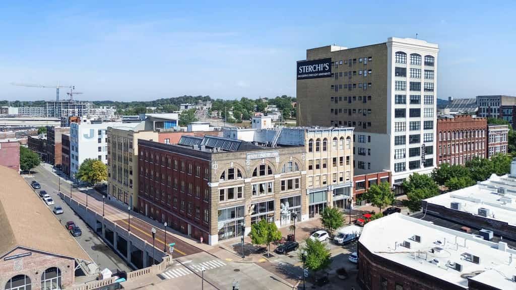 Welcome to our 2-bedroom, 1-bath downtown Knoxville loft, set in a historic brick building with soaring ceilings and industrial character.

・Foosball table + board games for easy nights in
・Open living/dining area with tall windows and exposed brick
・Full kitchen with island counter and in-unit washer/dryer
・0.3 miles from Market Square, Gay Street
・0.4 miles from Tennessee Theatre

Stay where Knoxville’s best is right outside your door, and relax in a loft with plenty of room to gather.