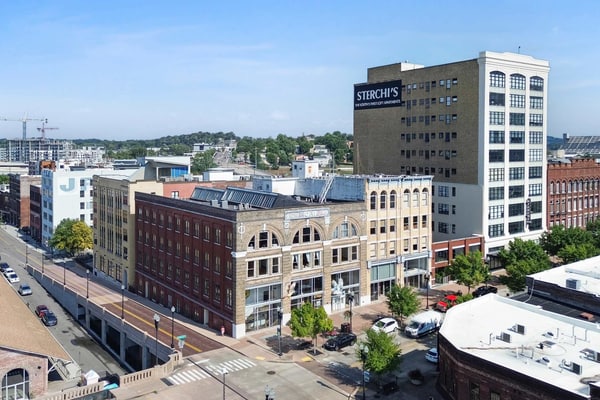 Welcome to our 2-bedroom, 1-bath downtown Knoxville loft, set in a historic brick building with soaring ceilings and industrial character.
・Foosball table + board games for easy nights in
・Open living/dining area with tall windows and exposed brick
・Full kitchen with island counter and in-unit washer/dryer
・0.3 miles from Market Square, Gay Street
・0.4 miles from Tennessee Theatre
Stay where Knoxville’s best is right outside your door, and relax in a loft with plenty of room to gather.