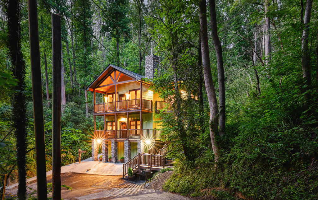 Newly Built Luxury Chalet, Hot Tub Near Downtown