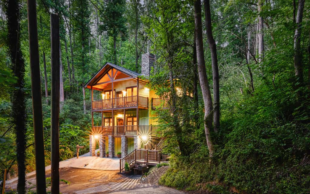Newly Built Luxury Chalet, Hot Tub Near Downtown