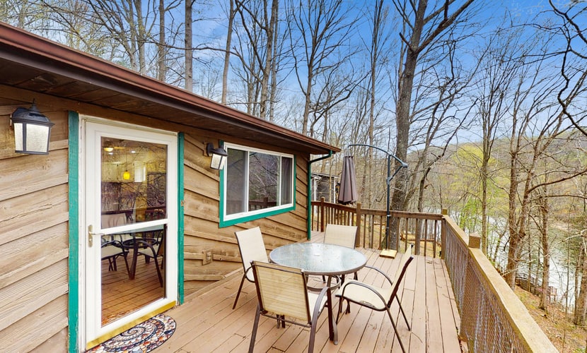 ๐๏ธ ๐๐ฎ๐ฝ๐ฝ๐ ๐๐ผ๐น๐น๐ผ๐
Escape to this charming lakefront duplex in Caryville, TN! Enjoy mountain and lake views, dog-friendly comfort, a cozy living room, game room, balcony, kayaks, and paddle boards. Fully equipped kitchen, modern amenities, and thoughtful extras make your stay easy and fun. Near dining, shopping, hiking, and water adventures. Perfect for families, couples, or small groups. Book your peaceful lake retreat today!