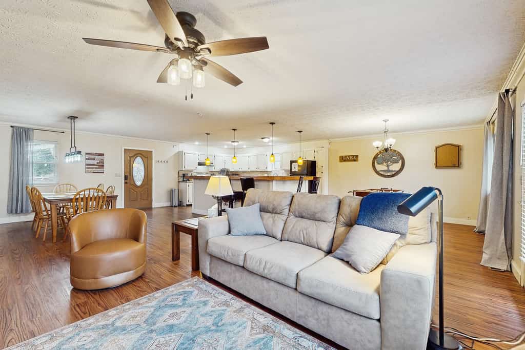 🏞️ 𝗛𝗮𝗽𝗽𝘆 𝗛𝗼𝗹𝗹𝗼𝘄
Escape to this charming lakefront duplex in Caryville, TN! Enjoy mountain and lake views, dog-friendly comfort, a cozy living room, game room, balcony, kayaks, and paddle boards. Fully equipped kitchen, modern amenities, and thoughtful extras make your stay easy and fun. Near dining, shopping, hiking, and water adventures. Perfect for families, couples, or small groups. Book your peaceful lake retreat today!